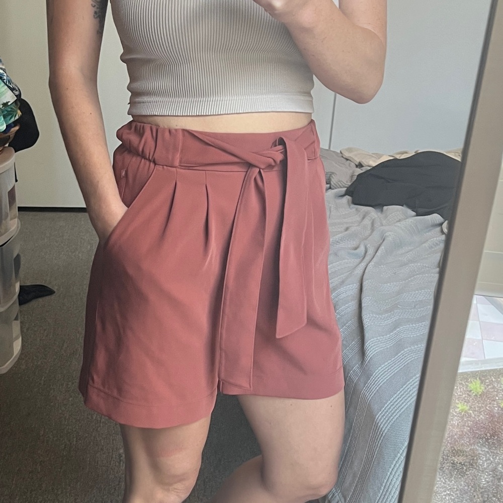 Lululemon New Venture Short - rustic clay - size 4